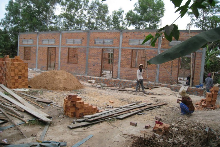 Výstavba školy v Bantayrersey
